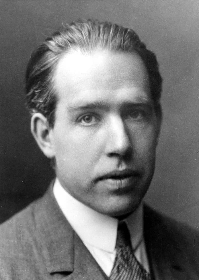 ニールス・ボーアの肖像(Niels Bohr・出典: Wikimedia Commons・The American Institute of Physics credits the photo [1] to AB Lagrelius &amp; Westphal, which is the Swedish company use・Public domain)