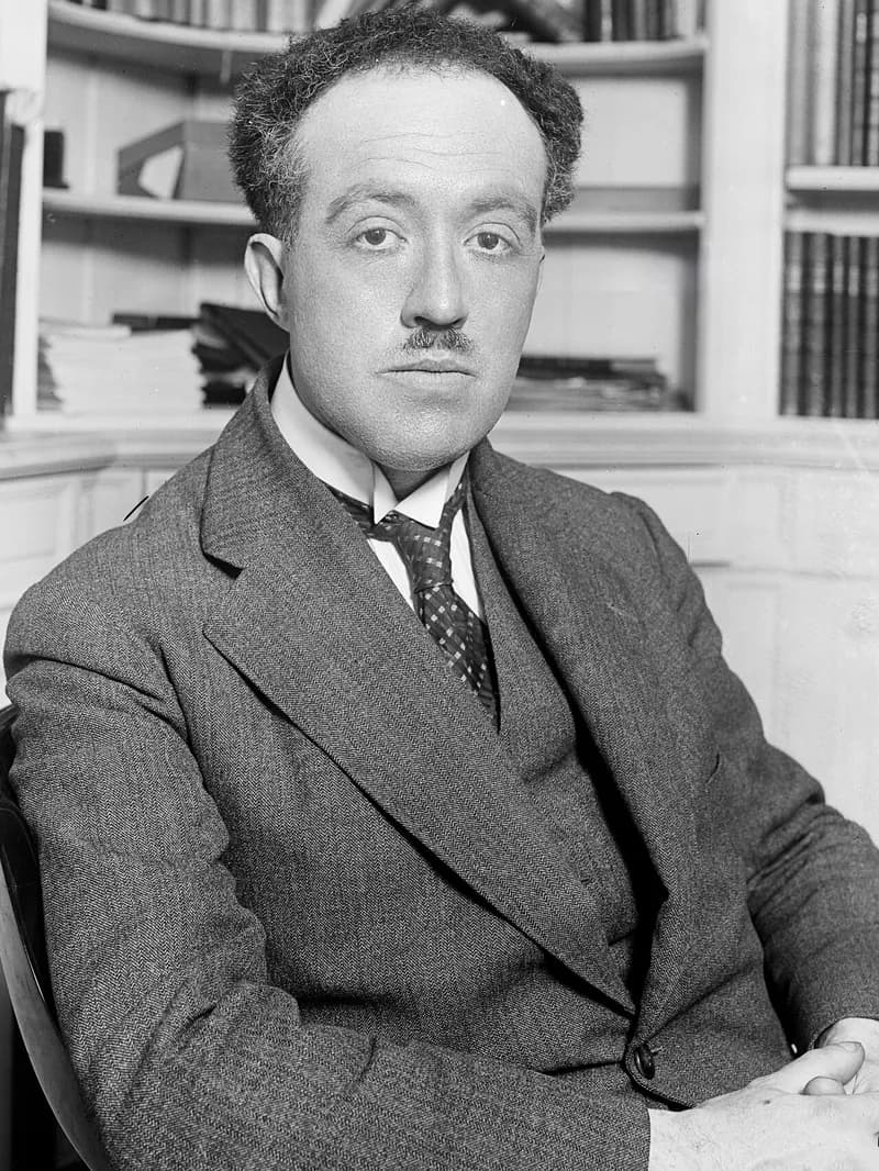 ルイ・ド・ブロイの肖像(Prince Louis-Victor de Broglie [prix Nobel de physique, 13 novembre 1929] : [photographie…・出典: Wikimedia Commons・Agence Rol・Public domain)