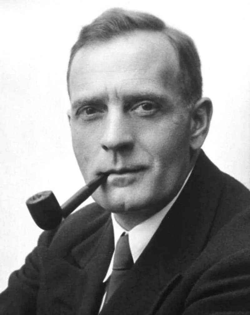 エドウィン・ハッブルの肖像(Studio portrait photograph of Edwin Powell Hubble (cropped)・出典: Wikimedia Commons・Johan Hagemeyer・Public domain)