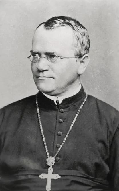 グレゴール・メンデルの肖像(Gregor Mendel with cross・出典: Wikimedia Commons・作者不明・Public domain)