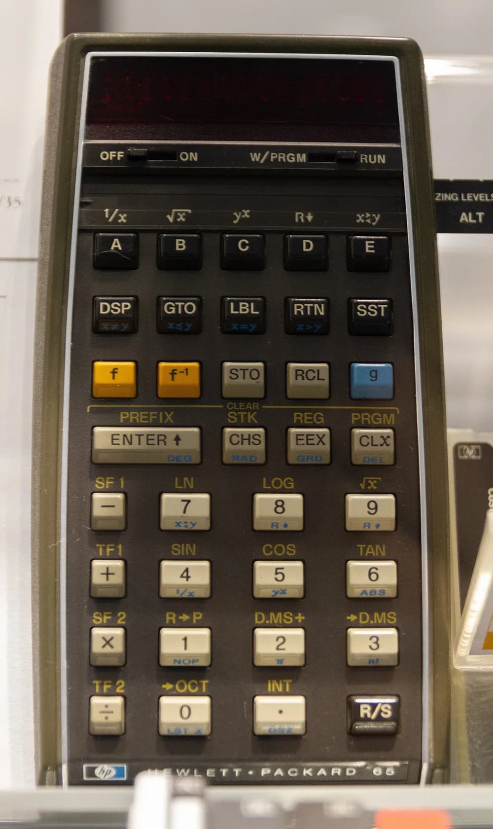 HP-65 プログラム電卓(画像生成 AI で描いたイメージ)