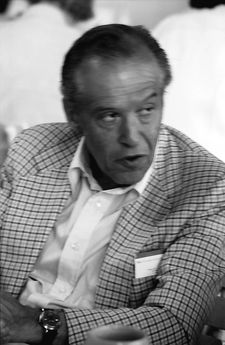 ジュリアン・シュウィンガーの肖像(1979 Nobelpreisträgertagung Physik; Bayrisches Frühstück (26.6.79)- Julian Schwinger - LABW - Staatsarchiv Freiburg W 134 Nr. 113933a)