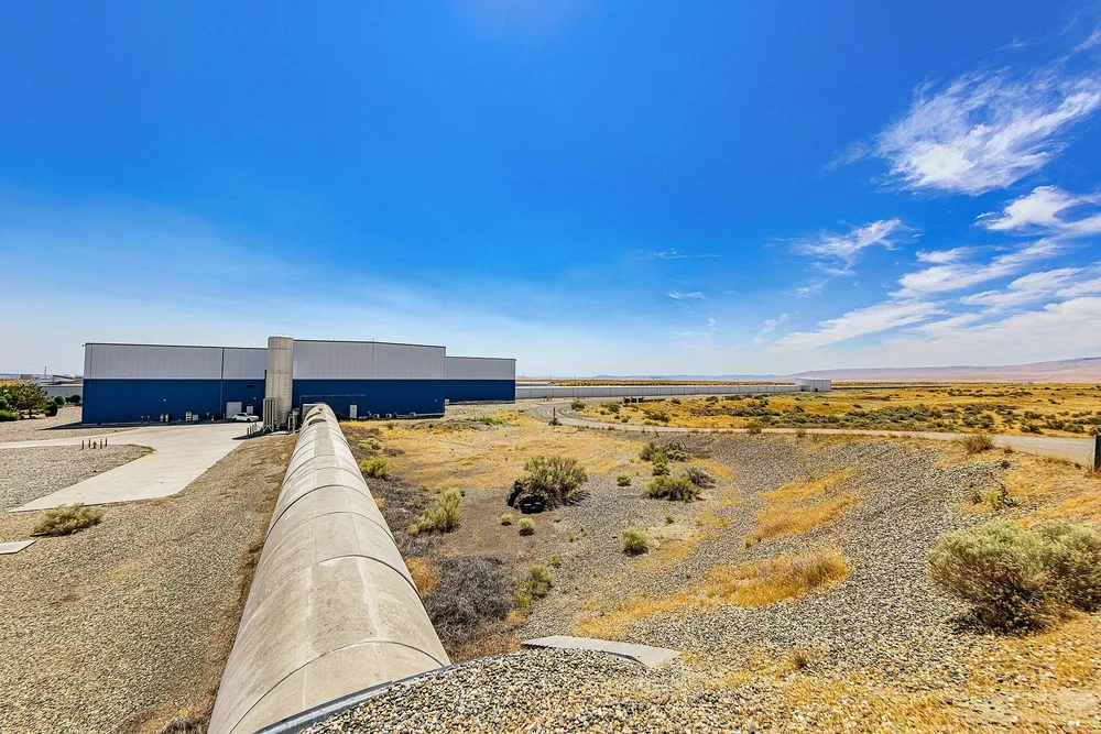 LIGO(レーザー干渉計重力波観測所)(LIGO ハンフォード観測所の角の建物と腕)